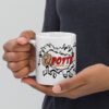 Taza en oferta sostenida en la mano